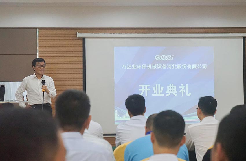 隨后原河南洛陽(yáng)耐火研究院院長(zhǎng)周寧生致辭。